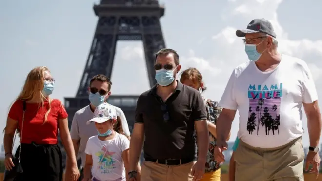일부 지역 정부에선 실외 공간에서도 마스크 착용을 의무화했다