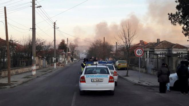 Asap terus mengepul di desa Hitrino, Bulgaria, beberapa jam setelah ledakan kereta yang keluar dari rel, 10 Desember 2016.