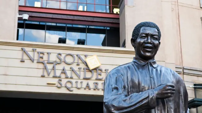 South Africa na popular place for many pipo to go do holiday for