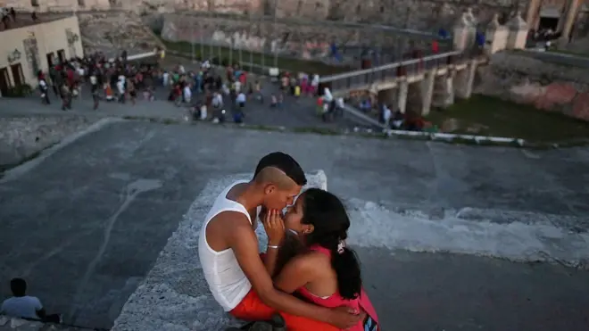 Кубинська влада придумала. Як боротися з молодіжним сексом в парках і на набережних