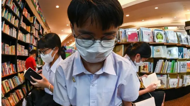 เด็กอ่านหนังสือ