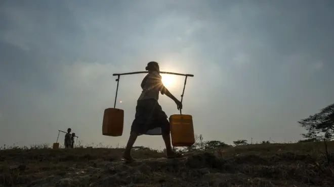 ရန်ကုန်မြို့ ဒလမြို့မှာ ရေသယ်နေတဲ့အမျိုးသမီးတစ်ဦးကို ၂၀၁၆ ခုနှစ်တုန်းက မြင်တွေ့ရတာဖြစ်ပါတယ်။