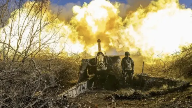 Fotoğraf Kasım ayına ait. Bir Ukrayna askeri, Bahmut'taki Rus birliklerini hedef alıyor