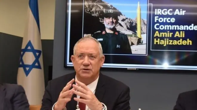 وزیر دفاع اسرائیل عکسی از خود همرسانی کرده که تصویر فرمانده موشکی سپاه را پشت او نمایش می‌دهد