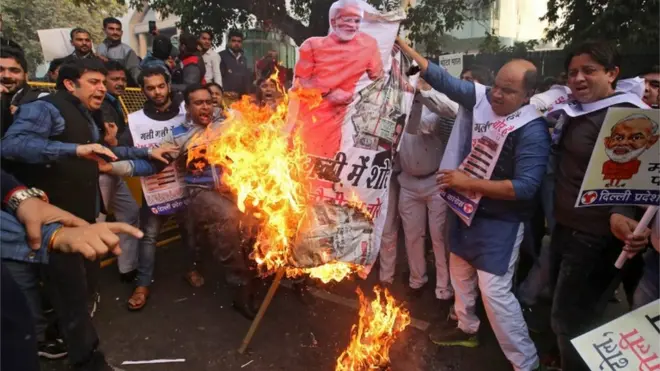 نوٹ بندی کے معاملے پر اب ملک میں لوگوں میں بے چینی بڑھتی جا رہی ہے