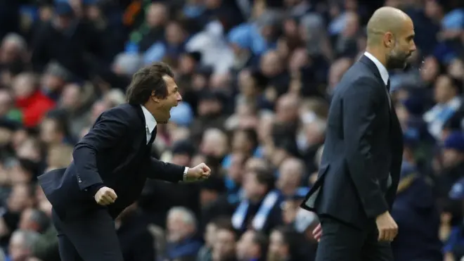Huấn luyện viên Chelsea Antonio Conte ăn mừng bàn thứ ba, trong lúc Pep Guardiola của Manchester City thất vọng