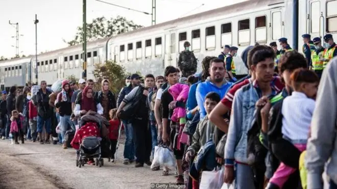 Pengungsi mengantre keluar dari Stasiun Kereta Api Zakany di Hungaria dalam perjalanan menuju Jerman.