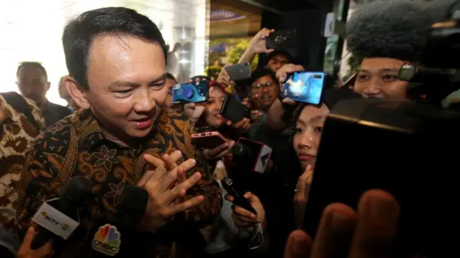Basuki Tjahaja Purnama atau akrab disapa Ahok menjawab pertanyaan wartawan saat tiba di Kantor Kementerian BUMN, Jakarta, Senin (25/11)