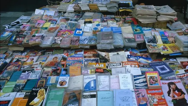 ጎዳና ላይ መፅሐፍ ሻጭ