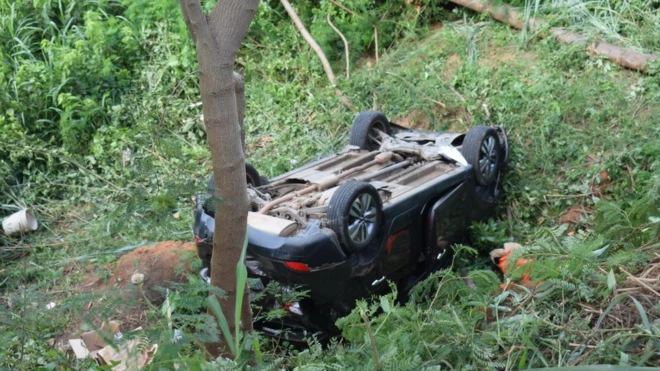 Di car fall from brigde, somersault come fall inside gully