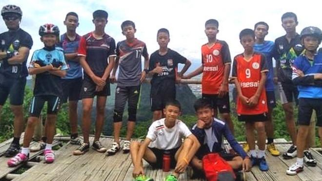 Meninos tailandeses desaparecidos posam para foto