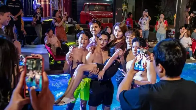 จุดไฮไลท์ของร้านอาหาร 76 การาจ ที่เคยเป็นสถานที่ท่องเที่ยวยอดนิยมของชาวจีน คือ การได้มาถ่ายภาพร่วมกับพนักงานต้อนรับชาย