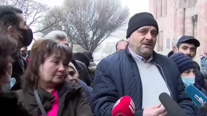 Yerli hakimiyyətin başçısı Armen Çomoyan deyir ki, rayonun təxminən 3 min ailəsi öz mülkünü itirib və itkilərinin ödənilməsini istəyir.