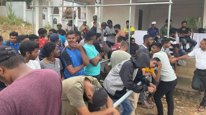 ප්රවේශ පත්රවල මිල ගණන් අඩු කිරීමෙන් පසුව ඒවා මිලදී ගැනීමට පල්ලේකැලේ ක්රීඩාංගණය අසල ප්රවේශපත් අලෙවි කරන ස්ථානයකට අද (සැප්තැම්බර් 1 වැනිදා) පෙරවරු 8 සිට ප්රේක්ෂකයින් පැමිණ සිටියහ.