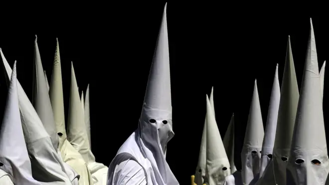 Personas con un capirote. 