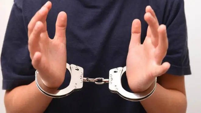 طالب علم کے ہاتھوں میں لگی ہٹھکڑیاں