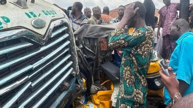 Imu tanka agbepo ati kẹkẹ Maruwa to kọlu pẹlu ọpọ eeyan nibi ti ijamba ọhun ti ṣẹlẹ niluu Ibadan