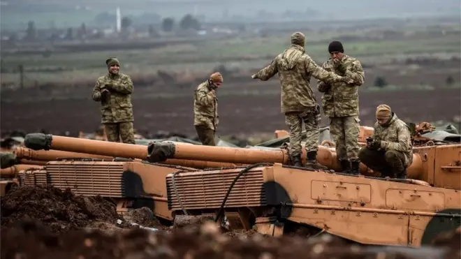 قوات تركية على الحدود مع سوريا