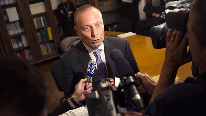 رمی کواتین، دادستان نرماندی فرانسه در حال مصاحبه