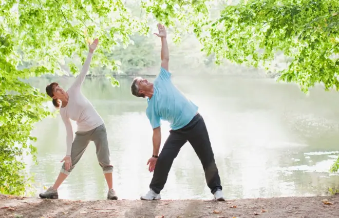 dışarıda egzersiz yapan bir çift