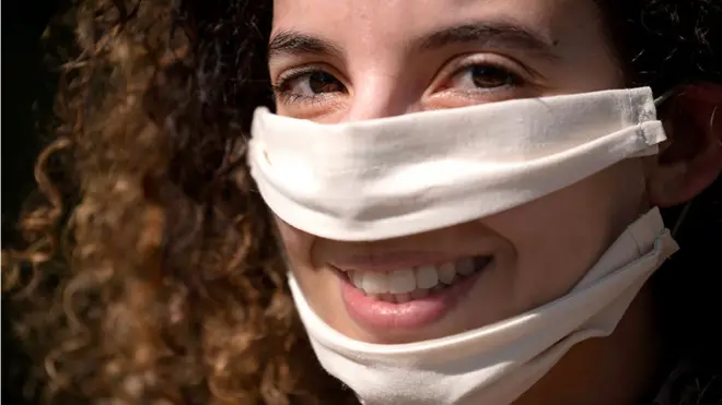 अनिसा मेकराबेक मूक-बधिरों के लिए ख़ुद से बनाई इस मास्क का इस्तेमाल करती हैं. फ्रांस के टोलूज की रहने वाली मेकराबेक ने पारदर्शी मास्क बनाने के लिए क्राउडफ़ंडिंग शुरू की है ताकि इस तरह के मास्क में होंठो को पढ़ा जा सके.