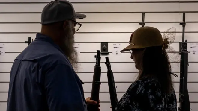 Pareja con armas en EE.UU.