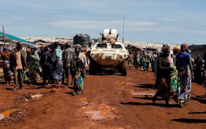 Imodoka mutamenwa ya MONUSCO iriko irarengana mw’ibarabara ryo mu makambi ya Rhoe acumbikiye abantu bavuye mu zabo kubera intambara, mu ntara ya Djugu, muri Ituri, RDC, ku wa 20 Ndamukiza 2023.