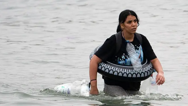 una mujer cruza a ceuta desde marruecos por el mar