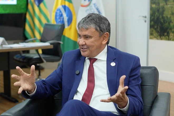 Wellington Dias sentado e gesticulando durante entrevista