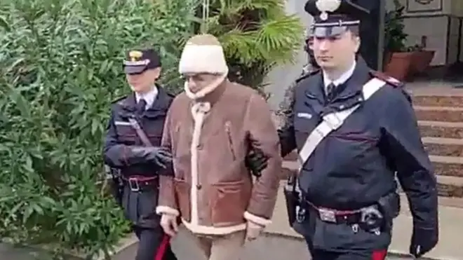 Карабинеры ведут Денаро под руки