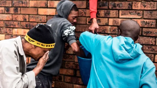 દક્ષિણ આફ્રિકામાં પાણીની તંગીનો સામનો કરી રહેલા લોકોની તસવીર