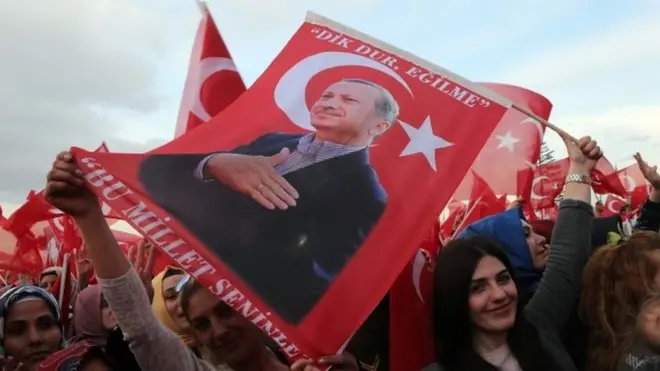 People carry a flag depicting Turkish President Recep Tayyip Erdogan in Ankara. Photo: 17 April 2017