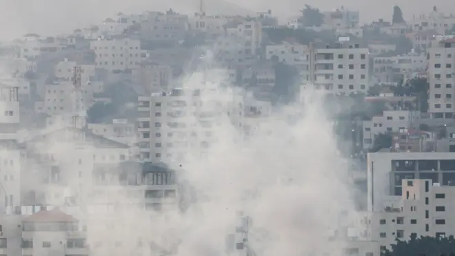 أعمدة الدخان تتصاعد فوق مدينة جنين صباح اليوم