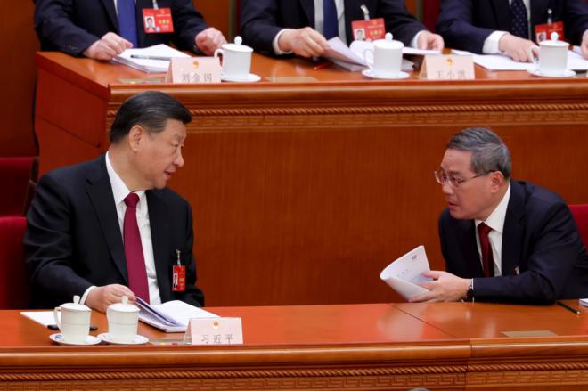 Chủ tịch Trung Quốc Tập Cận Bình và Thủ tướng Lý Cường ngồi cạnh nhau trong kỳ họp Lưỡng hội năm 2024