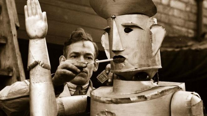 1939年1月15日，勞森給他的機器人羅伯特點煙