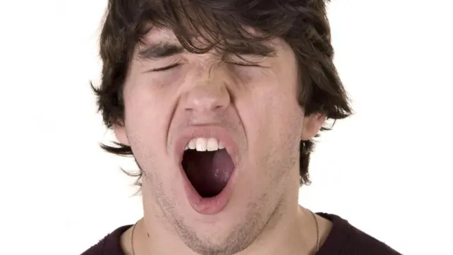 Цей чоловік позіхає, чи робить щось більш інтимне?