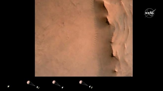 صورة لسطح كوكب مارس تظهر نضاريس وعرة برتقالية اللون