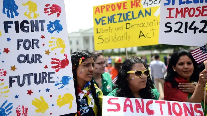 Manifestantes venezolanos reclaman sanciones en Washington.