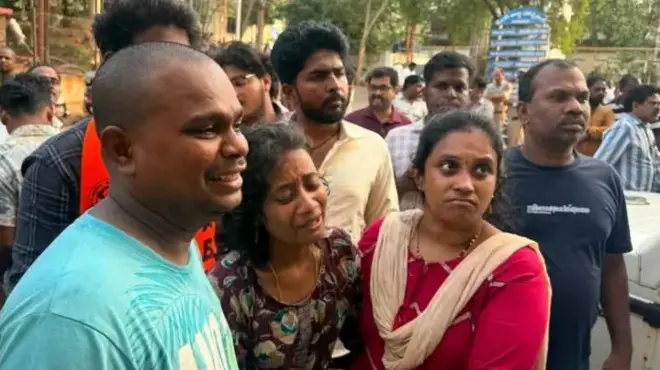 கே.ஜி.ஹெச் பிணவறை அருகில் பிரணய் தேஜாவின் பெற்றோர்