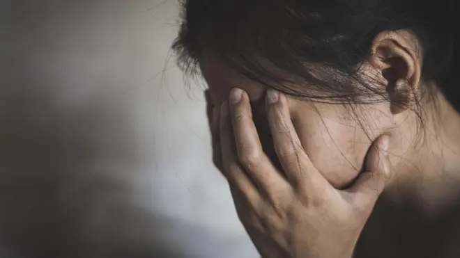 Дівчина закрила обличчя руками - фото ілюстративне 