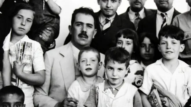 El presidente Lázaro Cárdenas con hijos de republicanos que fueron enviados para que no sufrieran la brutalidad de la guerra.