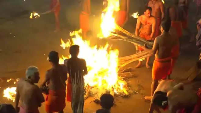 يحتفل الهندوس في الهند بمهرجان النار، ويؤدون مراسم يعتقدون أنها تخلصهم من الشرور وتشفي من الأمراض.