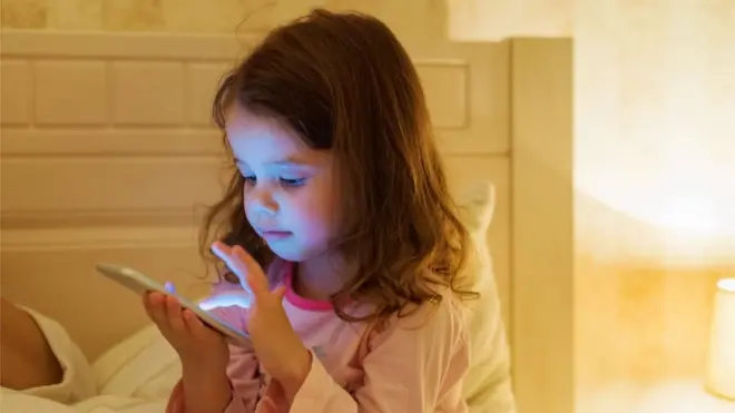 Pergunta principal é: qual o grau de maturidade do seu filho para navegar pelo mundo que se abre com um smartphone?