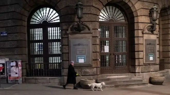 اضطرت السلطات في صربيا إلى إلغاء السماح بالخروج للتنزه مع الكلاب