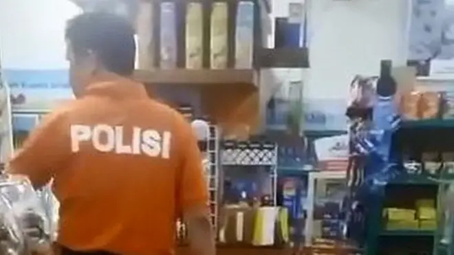 Tayangan video yang memperlihatkan aksi kekerasan terhadap perempuan yang diduga mencuri.