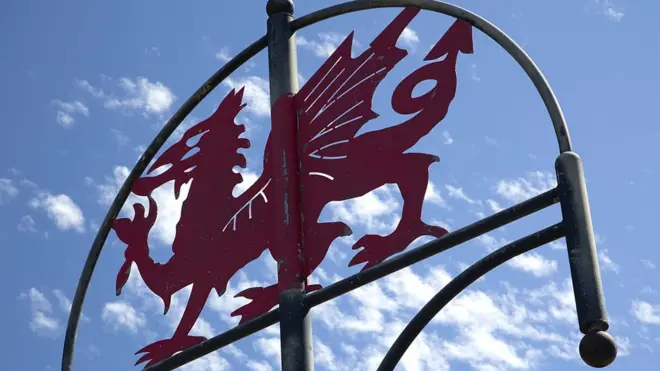 Красный валлийский дракон на столбе