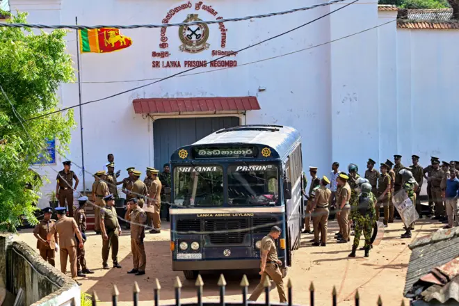 මීගමුව බන්ධනාගාරය ඉදිරිපිට බන්ධනාගාර නියාමකවරුන්, පොලිස් නිලධාරීන් රැස්ව සිටිති.