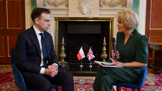 Andrzej Domański (z lewej) rozmawia z Kasią Maderą w Londynie