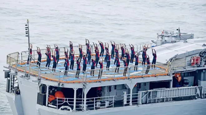 నౌకపై యోగా