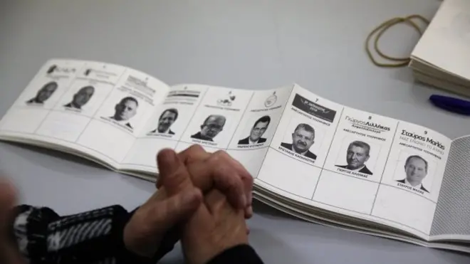 Güney Kıbrıs'ta oy pusulasına bakan bir seçmen
